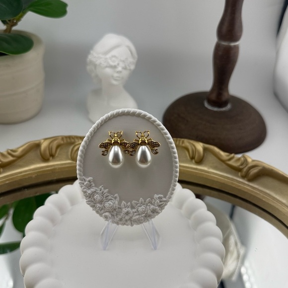 Elegant Gold Bee Earrings with Imitation Pearl Drop - Picture 4 of 8